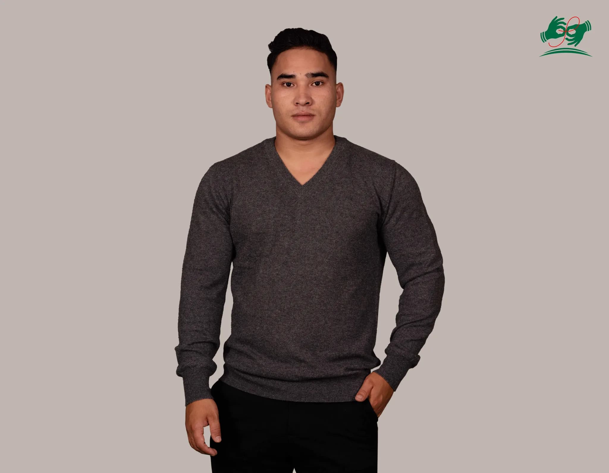 V-Neck cashmere sweater in Graphite