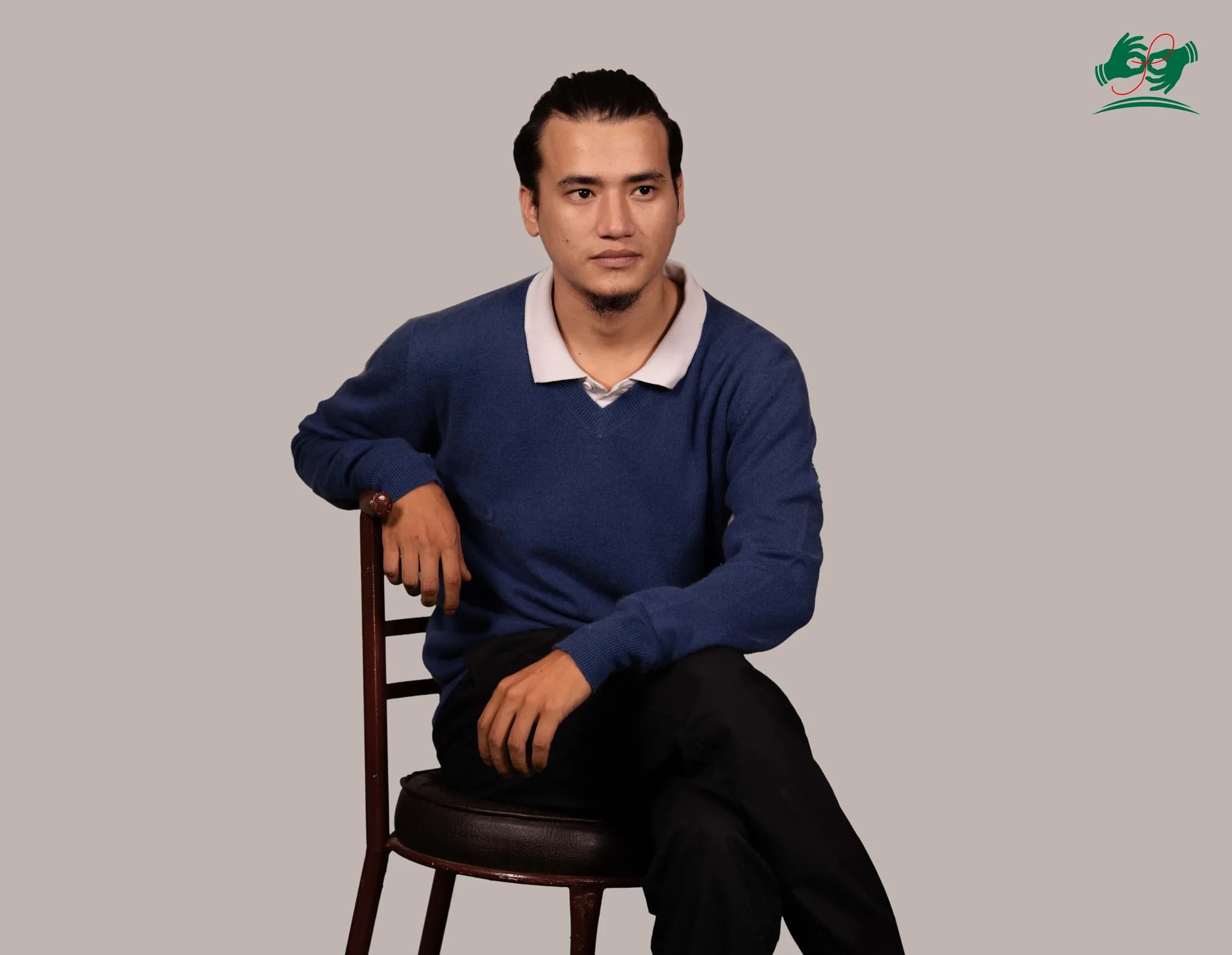 Men's V-Neck Cashmere Sweater in Yale Blue navy, knitted in Pokhara, Nepal